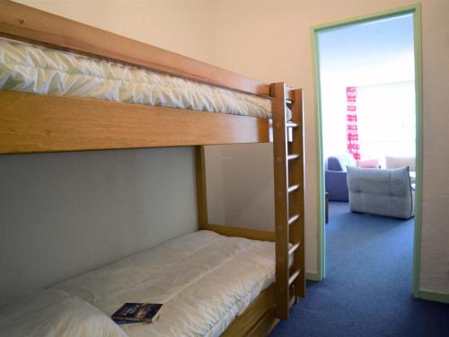 Cet appartement comprend une chambre avec deux lits superposés et un salon. dans l'établissement Studio cosy pour 6 pers. proche des pistes - FR-1-516-19, à Les Deux Alpes