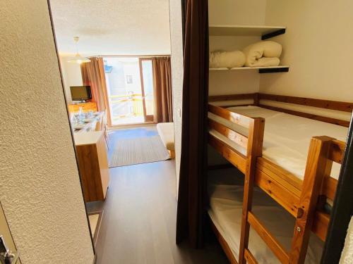 Cette petite chambre comprend des lits superposés et une salle de bains. dans l'établissement Charmant T2 au pied des pistes avec balcon exposé sud, idéal pour 6 personnes, proche commerces! - FR-1-516-8, à Les Deux Alpes