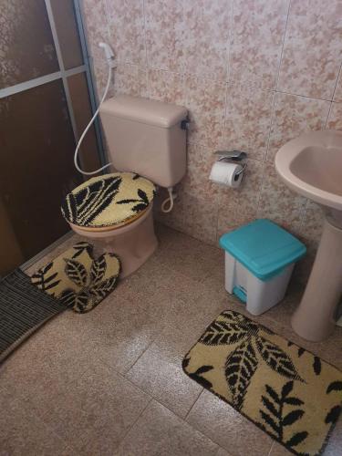 a bathroom with a toilet and a sink at Aconchego do Viana in Belém