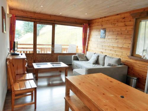 un salon avec un canapé et une table dans l'établissement Très bel appartement duplex spacieux - 8 pers, animaux admis - FR-1-516-17, à Les Deux Alpes