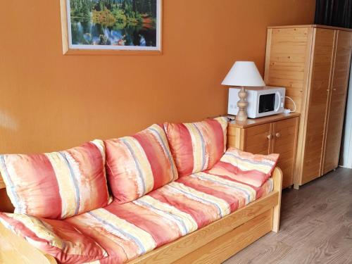 d'un salon avec un canapé et un four micro-ondes. dans l'établissement Studio 4 pers, pied des pistes, parking, balcon sud - FR-1-516-18, à Les Deux Alpes