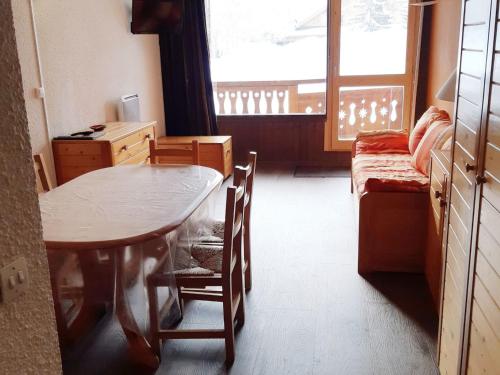 une chambre avec une table, une table et un canapé dans l'établissement Studio 4 pers, pied des pistes, parking, balcon sud - FR-1-516-18, à Les Deux Alpes
