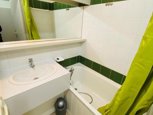 une salle de bain avec un lavabo et une baignoire dans l'établissement Duplex moderne avec balcon, parking, cuisine équipée - FR-1-516-22, à Les Deux Alpes