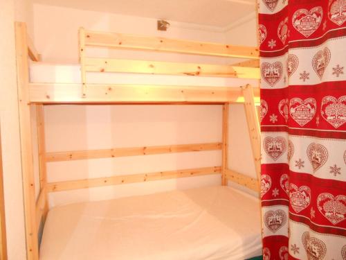 Ce lit superposé se trouve dans un dortoir doté d'un rideau. dans l'établissement Studio avec garage privé au pied des pistes, Les Deux Alpes - FR-1-516-82, à Les Deux Alpes