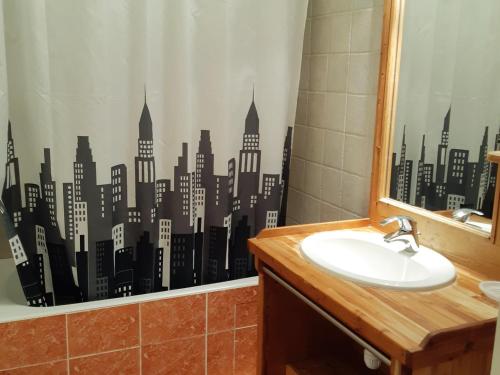 La salle de bains est pourvue d'un lavabo et d'un rideau de douche. dans l'établissement Appartement rénové aux Deux Alpes, pied des pistes, balcon, parking - FR-1-516-28, à Les Deux Alpes