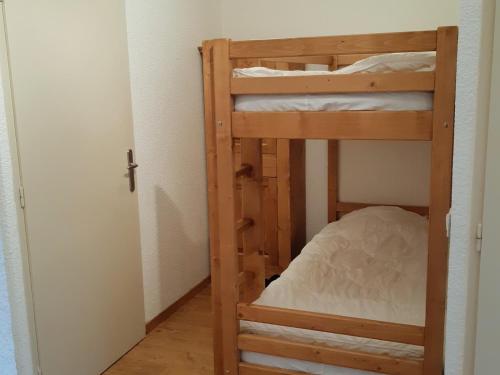 quelques lits superposés dans une chambre dans l'établissement Appartement rénové aux Deux Alpes, pied des pistes, balcon, parking - FR-1-516-28, à Les Deux Alpes