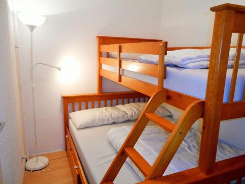 a bunk bed room with two bunk beds and a lamp at Charmant 3 pièces aux Deux Alpes, proche pistes, animaux acceptés - FR-1-516-98 in Les Deux Alpes