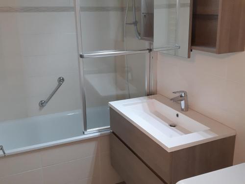 une salle de bain blanche avec lavabo et douche dans l'établissement Studio confortable 4 pers, centre, pistes, balcon - FR-1-516-122, à Les Deux Alpes