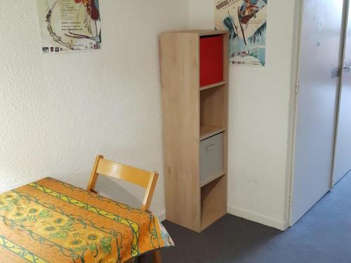 une pièce avec une chaise et une petite armoire dans l'établissement Studio cosy au pied des pistes avec balcon et parking - FR-1-516-103, à Les Deux Alpes