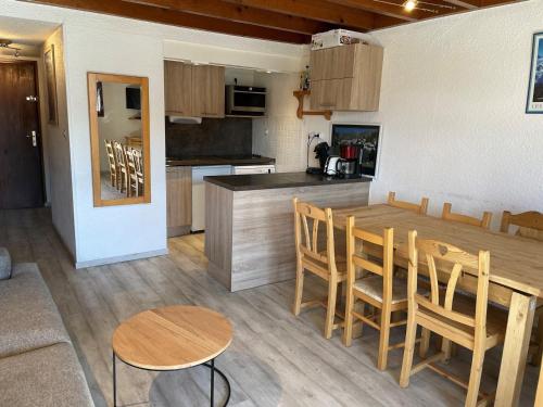 une cuisine et une salle à manger avec une table et des chaises dans l'établissement Duplex Montagne avec Balcon au Pied des Pistes, 8 Pers., Parking Privé - FR-1-516-102, à Les Deux Alpes