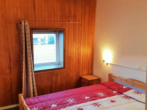 une chambre avec un lit et une fenêtre dans l'établissement Duplex Montagne avec Balcon au Pied des Pistes, 8 Pers., Parking Privé - FR-1-516-102, à Les Deux Alpes