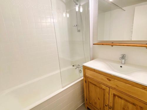 une salle de bain avec un lavabo et une douche dans l'établissement Duplex Montagne avec Balcon au Pied des Pistes, 8 Pers., Parking Privé - FR-1-516-102, à Les Deux Alpes