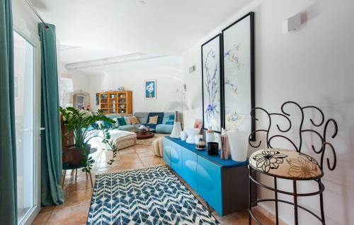 un salon avec un canapé et une table dans l'établissement Cozy Home In Graveson With Wifi, à Graveson