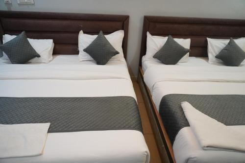 two twin beds in a hotel room at Hotel Jawahar Ji Pandya and Restaurant in Khātu