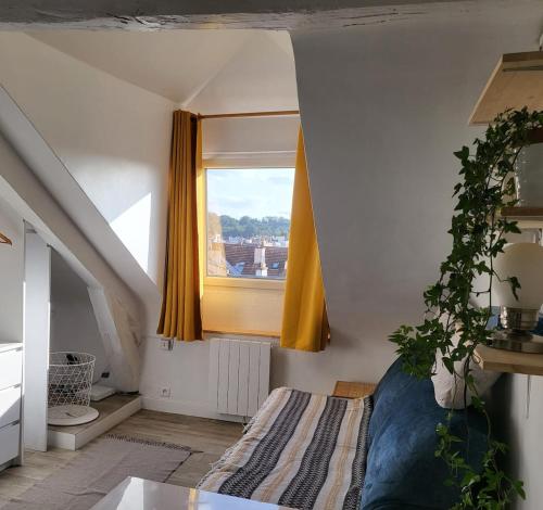 une chambre avec un lit et une fenêtre dans l'établissement Cute studio in Versailles, à Versailles
