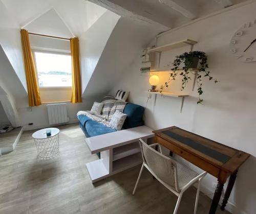 un salon avec un canapé bleu et un piano dans l'établissement Cute studio in Versailles, à Versailles