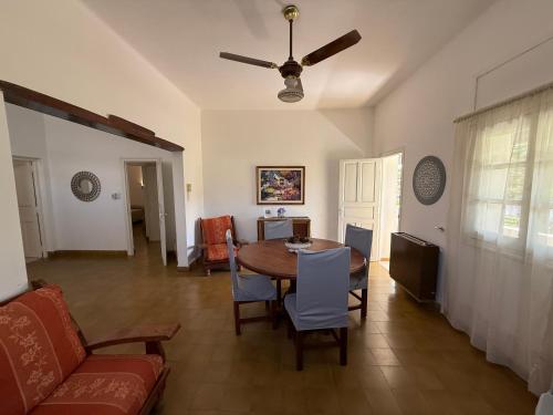 een woonkamer met een tafel en een bank bij Departamento SD in La Rioja