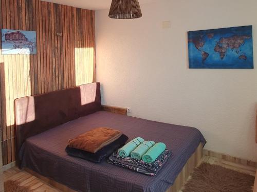 a bed with two pillows on top of it at Winterfell Apartment Popova Shapka in Popova Shapka