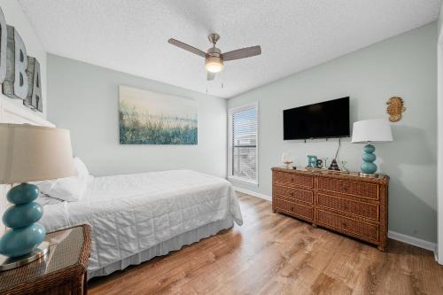 Postel nebo postele na pokoji v ubytování Cotton Bayou 7H by Vacation Homes Collection