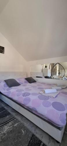 Postel nebo postele na pokoji v ubytování APARTMENTS IVANOViC CENTER CITY