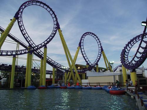 Deux montagnes russes dans l'eau d'un parc à thème dans l'établissement Joli appartement meublé tout équipé, à Béziers
