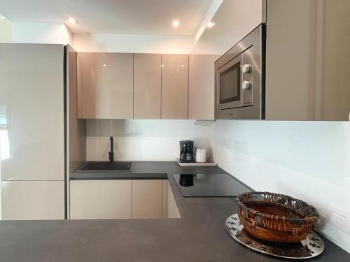 a kitchen with a basket on a plate on a counter at Residenza I Melograni - Suite in Domaso