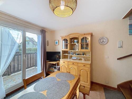 Duplex accueillant 4 pers, à 100m de la plage avec balcon, accès direct, WiFi - Merville-Franceville - FR-1-465-105