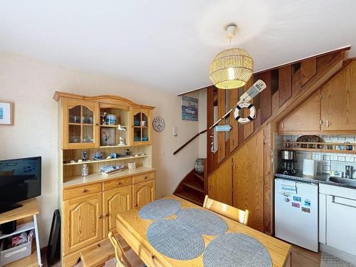 Photo de la galerie de l'établissement Duplex accueillant 4 pers, à 100m de la plage avec balcon, accès direct, WiFi - Merville-Franceville - FR-1-465-105, à Merville-Franceville-Plage