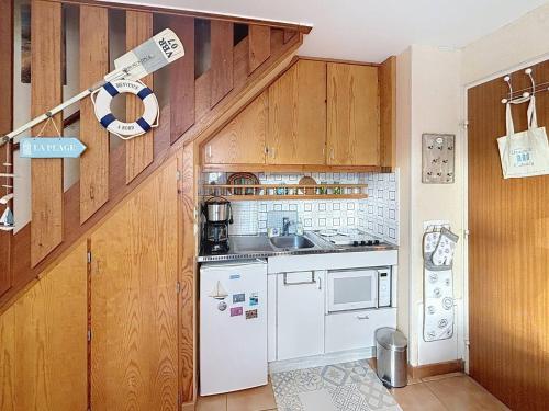 Photo de la galerie de l'établissement Duplex accueillant 4 pers, à 100m de la plage avec balcon, accès direct, WiFi - Merville-Franceville - FR-1-465-105, à Merville-Franceville-Plage