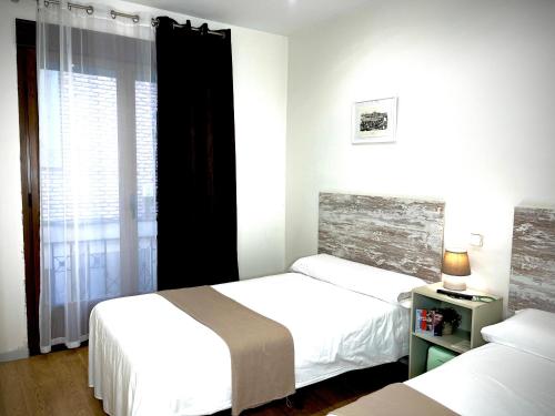 Cama o camas de una habitación en ToledoRooms Palacios
