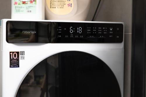 a microwave oven with a clock on top of it at Shangri La Yi Shan Ban Yun Inn in Shangri-La