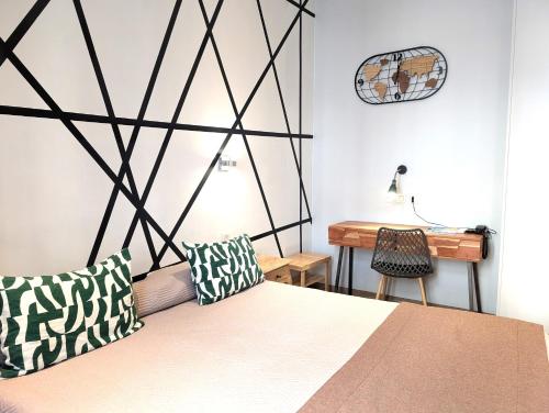 Una cama o camas en una habitación de H33 Hôtel