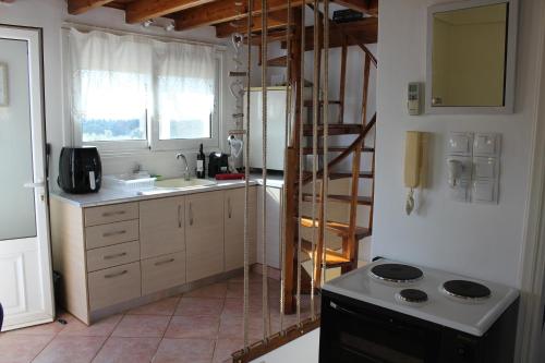 y cocina con fregadero y fogones. en Olive Tree House II, en Dhermatiánika