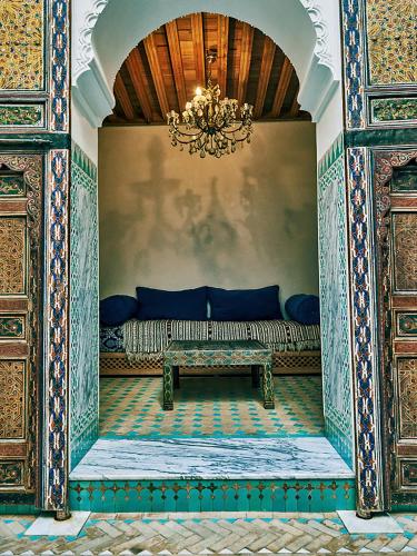 un soggiorno con un divano e un lampadario di Dar Saida a Fes