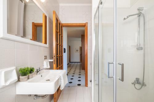 Koupelna v ubytování Big Beach Villa S Andrea- Privat Parking-Netflix-Self Ck -450m From the beach