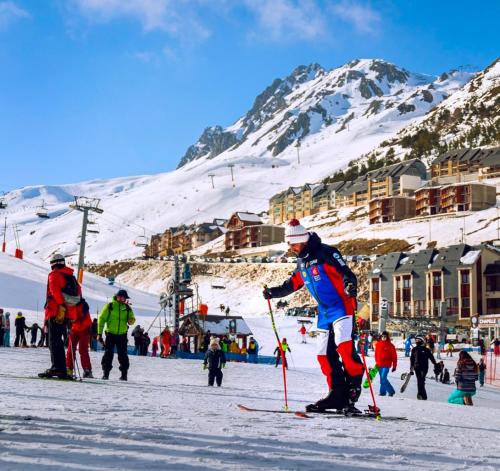 un groupe de personnes skier sur une piste de ski dans l'établissement LE LAMARTINE, appartement de charme au coeur de Bagnères, à Bagnères-de-Bigorre