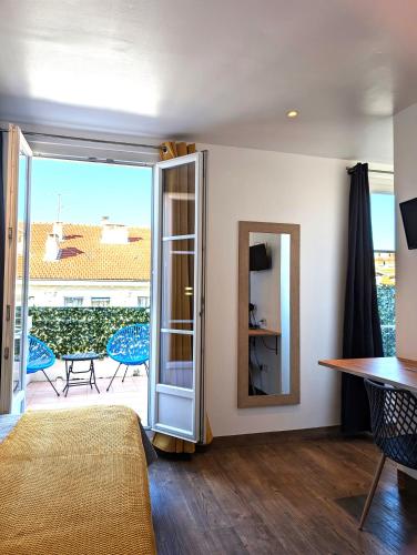 Una cama o camas en una habitación de H33 Hôtel
