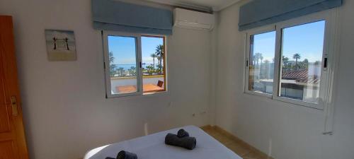 Postel nebo postele na pokoji v ubytování Vera Mar 5 Front Line Beach Apartment