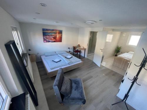 an aerial view of a bedroom with a bed and a table at City Apart 3 Stadtwohnung mit NETFLIX Nahe Bahnhof in Sinsheim