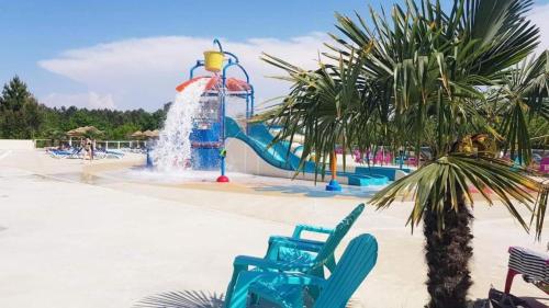 - un parc aquatique avec toboggan dans l'établissement MH 385 3 chambre ET 1 salle de bain 40M2 dans camping 4 étoiles, à Saint-Julien-en-Born