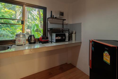 Η κουζίνα ή μικρή κουζίνα στο Charming House - Peaceful Garden Retreat - 2mn ZenBeach - Srithanu Center