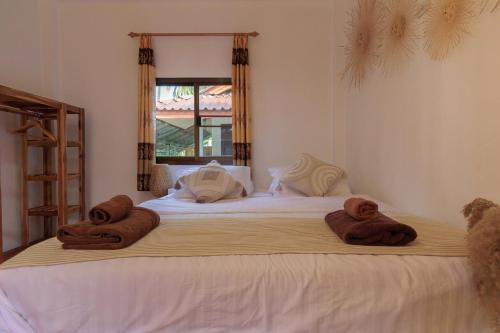Ένα ή περισσότερα κρεβάτια σε δωμάτιο στο Charming House - Peaceful Garden Retreat - 2mn ZenBeach - Srithanu Center
