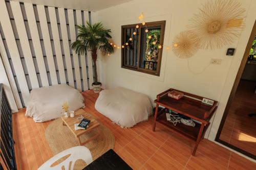 Χώρος καθιστικού στο Charming House - Peaceful Garden Retreat - 2mn ZenBeach - Srithanu Center