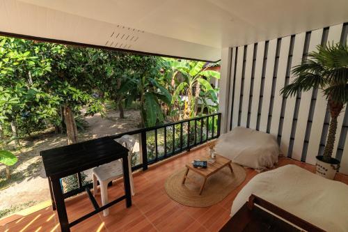 Μπαλκόνι ή βεράντα στο Charming House - Peaceful Garden Retreat - 2mn ZenBeach - Srithanu Center
