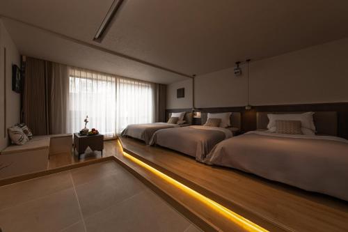 a bedroom with two beds with lights in it at Shangri La Yi Shan Ban Yun Inn in Shangri-La