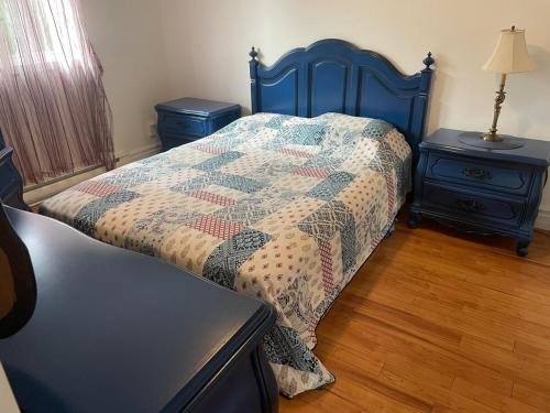 Ένα ή περισσότερα κρεβάτια σε δωμάτιο στο Chalet à la Baie Boudreault