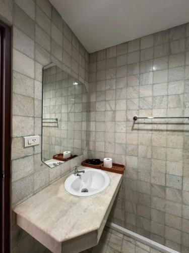 un bagno con lavandino e specchio di Hotel Nanon Sathorn a Bangkok