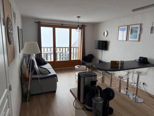 Televízia a/alebo spoločenská miestnosť v ubytovaní Appartement 2 pièces, les Chalets de Super-Besse