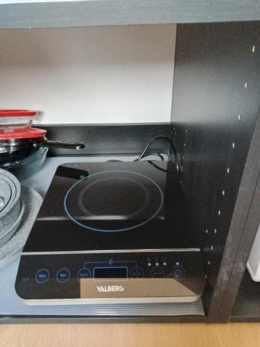 un four micro-ondes installé au-dessus d'un comptoir dans l'établissement cocon, à Marquise