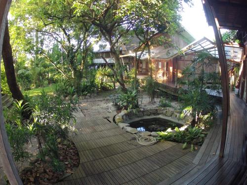 Κήπος έξω από το Bukit Raya Guesthouse